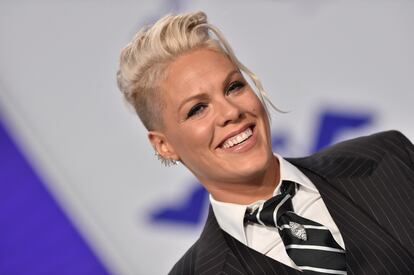 Pink. La cantante más punk del pop actual se hace un hueco en esta lista. Desde que decidió aplicarse un baño de color rubio platino, ha optado también por llevar los laterales más cortos, como se aprecia a su llegada a la gala de los premios MTV de 2017.