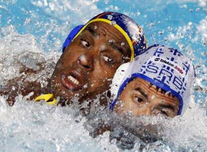 Ivan Pérez, con el gorro azul, forcejea con Nikola Radjen.