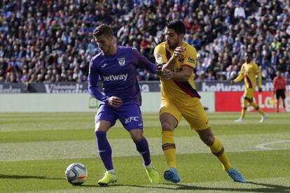 Unai Bistinza (a la izquierda) lucha por la pelota con Luis Suárez.