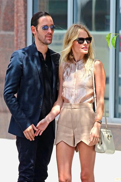 Otra que conserva cual tesoro su pieza preferida de Chloé es Kate Bosworth. Su obsesión en este caso son unos scallop shorts de la colección primavera/verano 2009 de la firma francesa que estrenó en octubre de 2008 y ha recuperado estos días para pasear su amor por Nueva York (en la imagen).