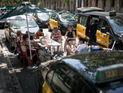 Miles de taxis bloquean la Gran Via de Barcelona, en su tercer día de huelga.. 
 