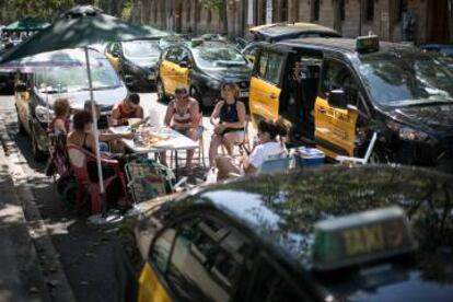 Miles de taxis bloquean la Gran Via de Barcelona, en su tercer día de huelga.. 
 