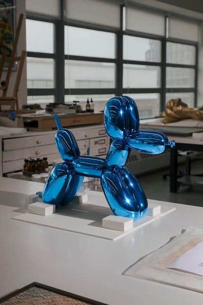 Un icónico perro-globo de Jeff Koons está listo para unos retoques en el New York Conservation Art.