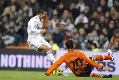 Cristiano attempts to dribble past a Valencia defender.