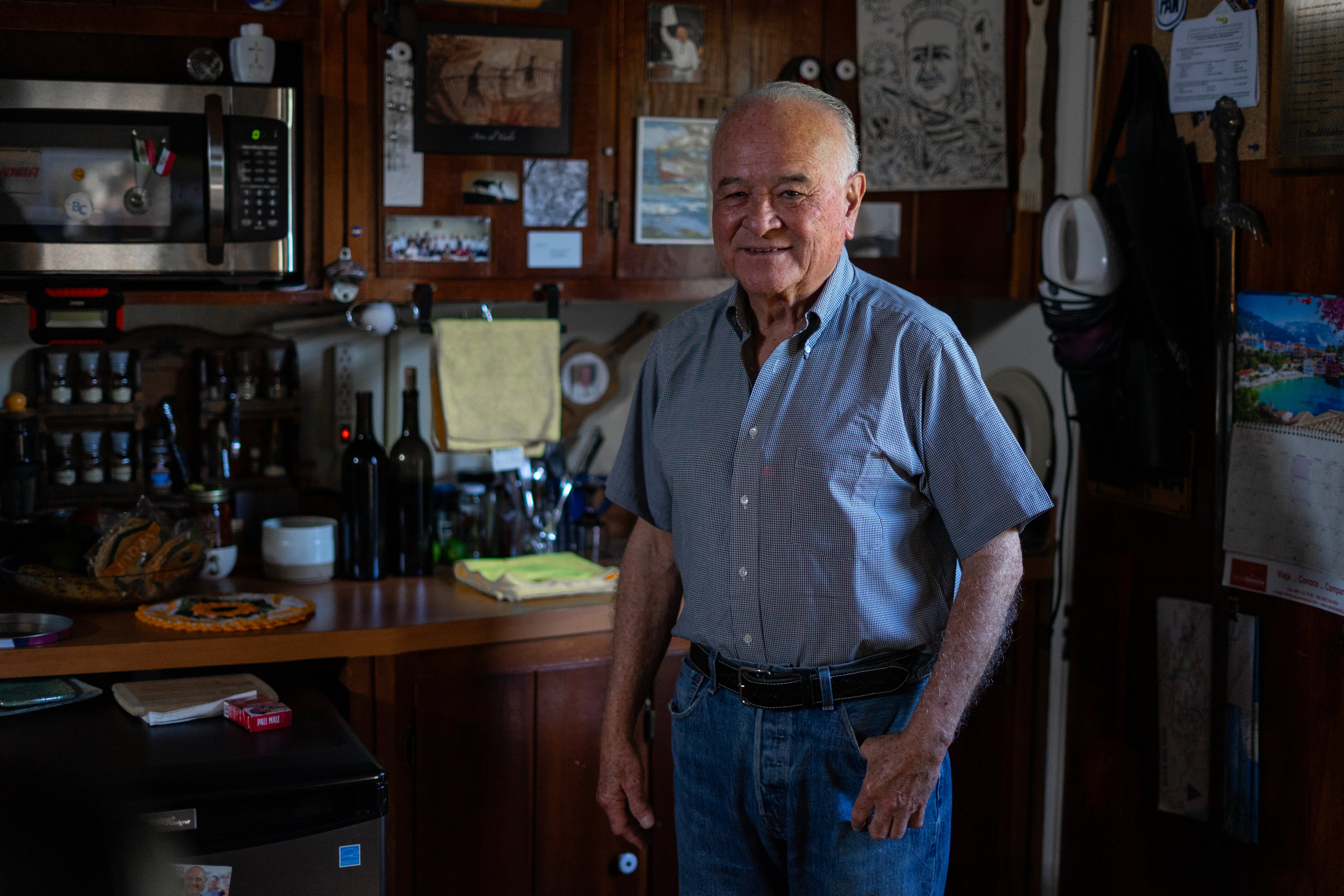Ernesto Ruffo Appel en la sala de la casa donde permanece en prisión domiciliara, en Ensenada, Baja California, el 2 de Octubre de 2026.