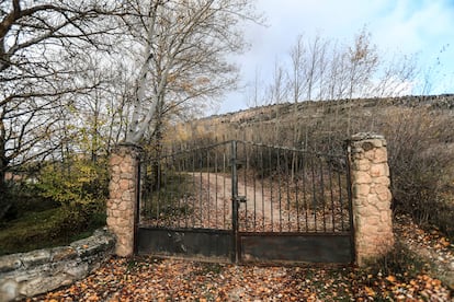 Esta es la verja de entrada al monasterio. Los dueños, que declinan abrir las instalaciones por hallarse en negociaciones con posibles compradores, explican que perteneció a los monjes benedictinos de Valvanera (La Rioja) y pasó a los condes de Castejón.