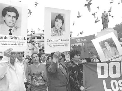 Una manifestación para reclamar justicia por los desaparecidos en la toma al Palacio de Justicia, en 1995, en Colombia.