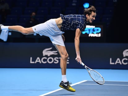 Medvedev sirve, anoche frente a Schwartzman en el O2 de Londres.