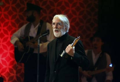 El director Michael Haneke con el galardón al mejor director, por 'Amor'.