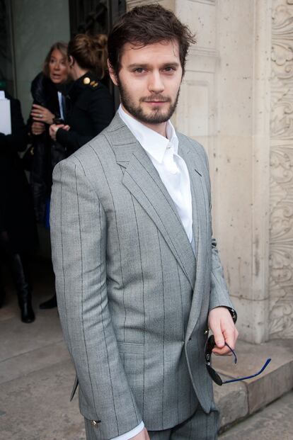 Hugo Becker, de Gossip Girl, con traje de raya diplomática.