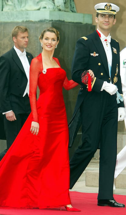 Felipe de Borbón y Letizia Ortiz, con un diseño de Lorenzo Caprile, en la boda de Federico de Dinamarca y Mary Donaldson en Copenhague, el 14 de mayo de 2000.