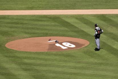 El jugador de los Miami Marlins Dee Gordon, de pie frente al número que vestía José Fernández, en el centro del estadio en Marlins Park. En abril de 2013, el 'pitcher' debutó con el equipo al ser seleccionado para el partido All-Star de la liga, que reúne a los mejores jugadores de la temporada a nivel nacional. En julio y agosto, obtuvo el reconocimiento 'Rockie of the year award", que premia al mejor jugador novato de la temporada. En el verano de 2016, también jugó en el partido All-Star.