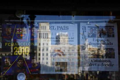 Portada del diario El País con la nueva situación política española un días después de las elecciones generales, en una calle de Barcelona.