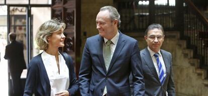 La ministra de Agricultura con el presidente del Consell y el delegado del Gobierno, en el Palau de la Generalitat.