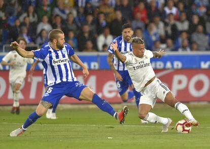 Mariano regatea a Victor Laguardia, durante el partido entre el Deportivo Alavés y el Real Madrid.