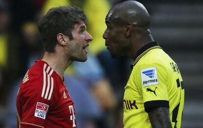 Müller, a la izquierda, se encara con Felipe.