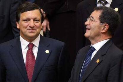 El presidente de la Comisión Europea, Romano Prodi (derecha), con su sucesor, José Manuel Durão Barroso.

 / AP