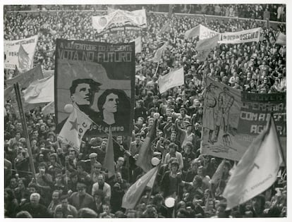 Uno de los mítines políticos previos a las elecciones constituyentes del 25 de abril de 1975, celebrado en marzo en Lisboa.