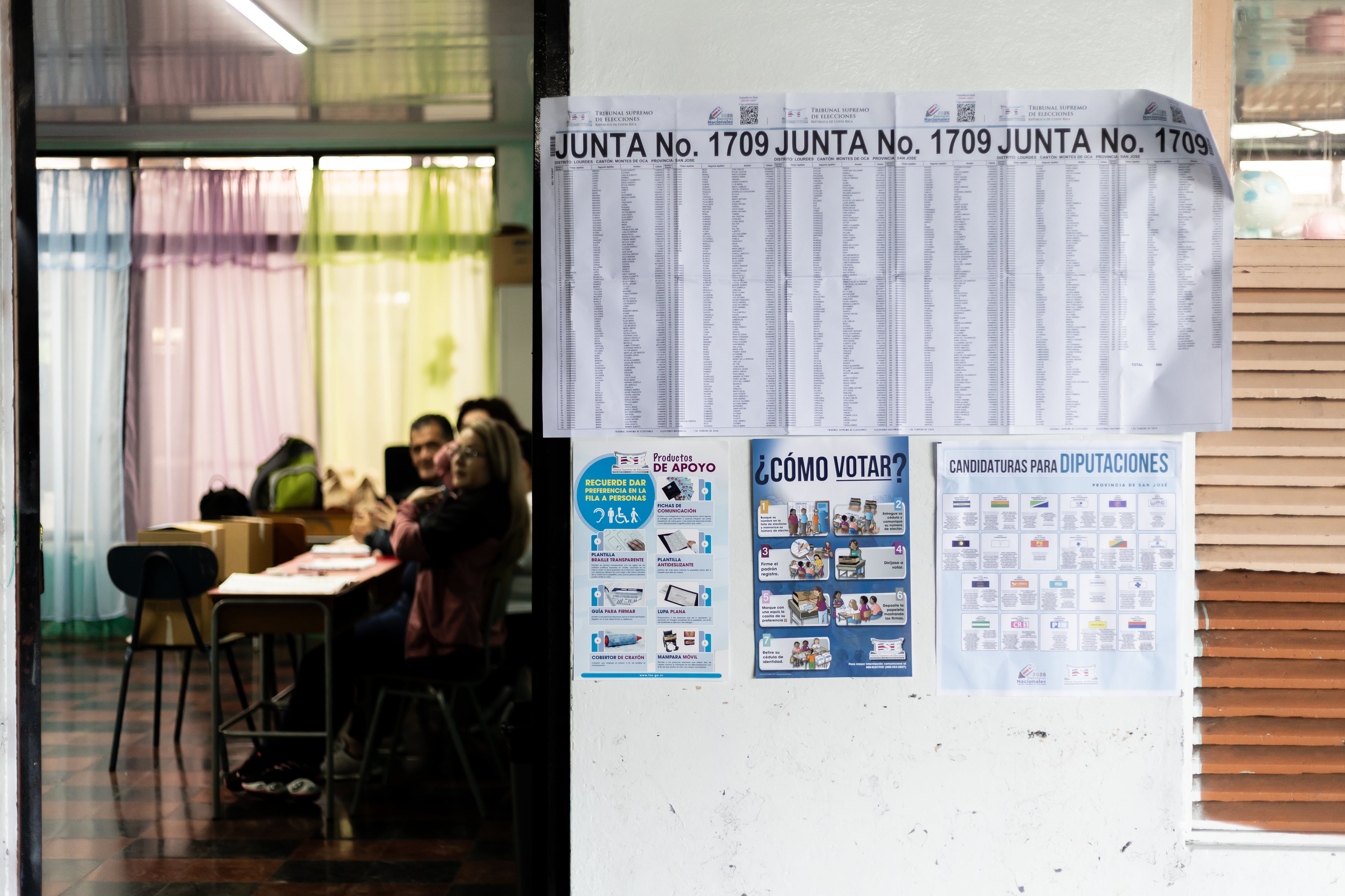 Centro de votación Escuela Dante Alighieri, en San José, Costa Rica.