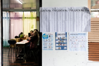 Centro de votación Escuela Dante Alighieri, en San José, Costa Rica.