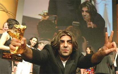 Fatih Akin, anoche, con el Oso de Oro.