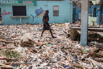 Un hombre camina por la playa Manresa en Santo Domingo, República Dominicana, cubierta de basura tras el paso del huracán 'Beryl', el 3 de julio.