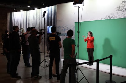 En una de las actividades interactivas de la muestra, los visitantes pueden tomarse fotos que les convertirán en Caminantes Blancos.