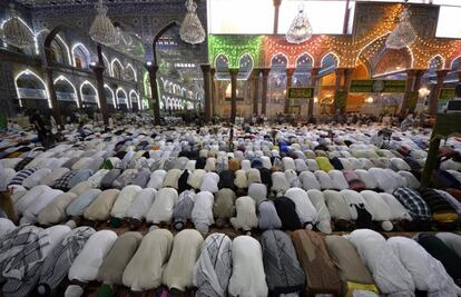 Musulmanes Chiítas durante la oración del viernes en la mezquita del Imán Hussein en la ciudad santa de Kerbala, Irak.