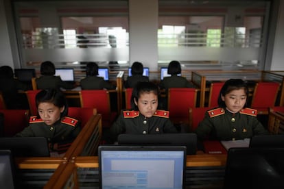 Estudiantes durante una clase en la escuela Kang Pan Sok. Las escuelas son un proyecto de la familia Kim, el fundador del Norte lo visitó 118 veces, su esposa 62 veces, su hijo, Kim Jong-il 94 veces y Kim Jong Un, que se educó en Suiza, ha ido seis veces.