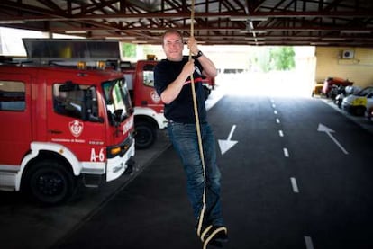 José Antonio Monago, en el parque de bomberos de Mérida, al que perteneció de joven.