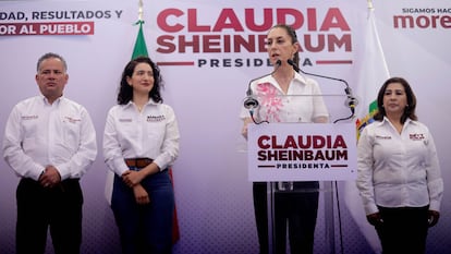 Claudia Sheinbaum habla a medios de comunicación, este jueves en Querétaro.