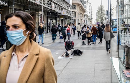 Un hombre pide limosna en la Gran Vía de Madrid.