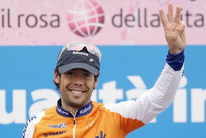 Óscar Freire, el sábado pasado, en el podio de la tercera Milán-San Remo de su palmarés.