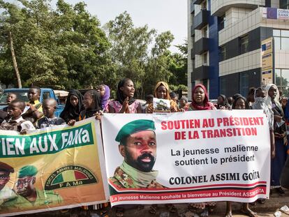 Seguidores del nuevo presidente de Malí, el coronel Assimi Goïta, en el exterior del palacio de congresos de Bamako, donde juró su cargo este lunes.