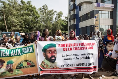 Seguidores del nuevo presidente de Malí, el coronel Assimi Goïta, en el exterior del palacio de congresos de Bamako, donde juró su cargo este lunes.