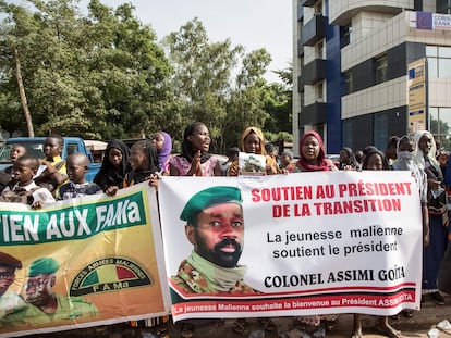 Seguidores del nuevo presidente de Malí, el coronel Assimi Goïta, en el exterior del palacio de congresos de Bamako, donde juró su cargo este lunes.