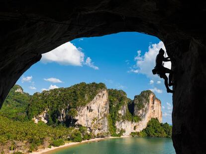 Un escalador en los acantilados de la península de Railay (Tailandia).