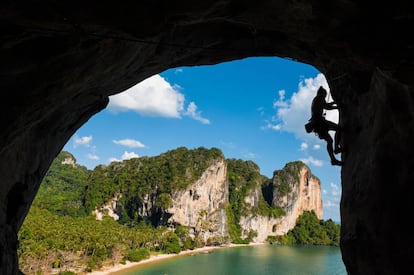 Un escalador en los acantilados de la península de Railay (Tailandia).