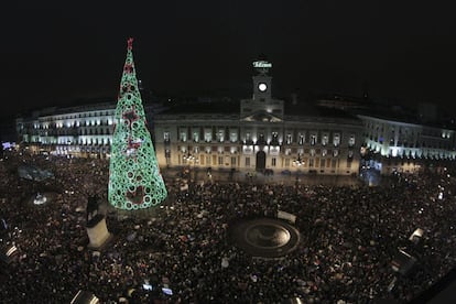 Aspecto que ofrecía la madrileña Puerta del Sol, donde miles de personas se han concentrado bajo la lluvia para tomarse las uvas y celebrar la entrada de 2019