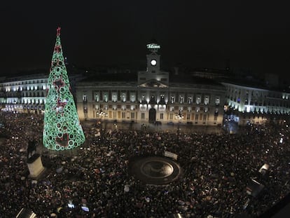 Aspecto que ofrecía la madrileña Puerta del Sol, donde miles de personas se han concentrado bajo la lluvia para tomarse las uvas y celebrar la entrada de 2019