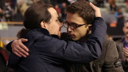 Iglesias y Errejón se abrazan tras la intervencion del primero.