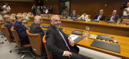 Los miembros de la delegación del PSE-EE y los representantes del PNV durante la reunión en Vitoria dentro de la ronda de contactos abierta por el PNV.