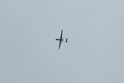 Un dron israelí sobrevuela Gaza, visto desde el sur de Israel, este domingo.