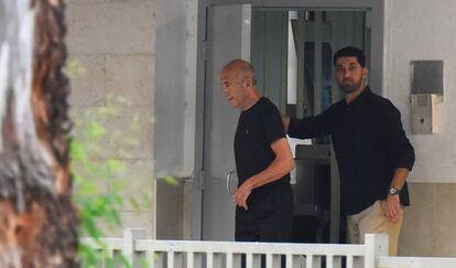 O ex-primeiro-ministro israelense Ehud Olmert sai da prisão de Maasiyahu, perto de Tel Aviv.