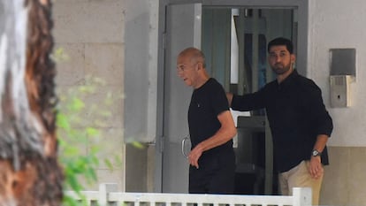 O ex-primeiro-ministro israelense Ehud Olmert sai da prisão de Maasiyahu, perto de Tel Aviv.