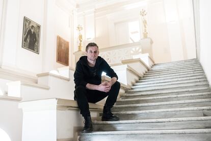 El activista y poeta ucranio Serhiy Zhadan en el Museo Nacional de Arte de Kiev en 2018. 