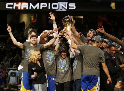 Los Warriors, con el trofeo de campeones.