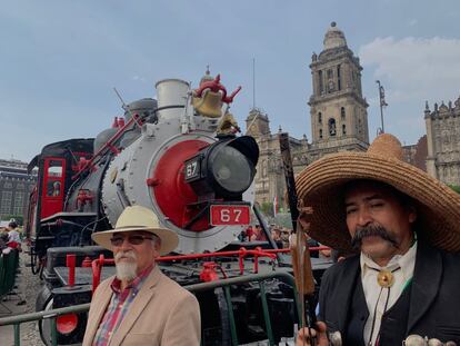 La locomotora llamada 'Petra', perteneciente al ferrocarril interoceánico y que lleva ese nombre en honor a la revolucionaria Petra Herrera, se instaló desde el lunes en la Plaza de la Constitución.