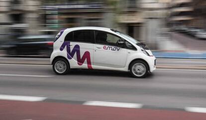 Un coche compartido de la compañía Emov circula este jueves por Madrid. 