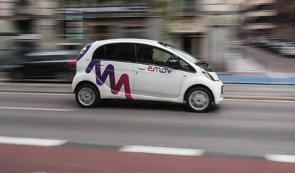 Un coche compartido de la compañía Emov circula este jueves por Madrid.